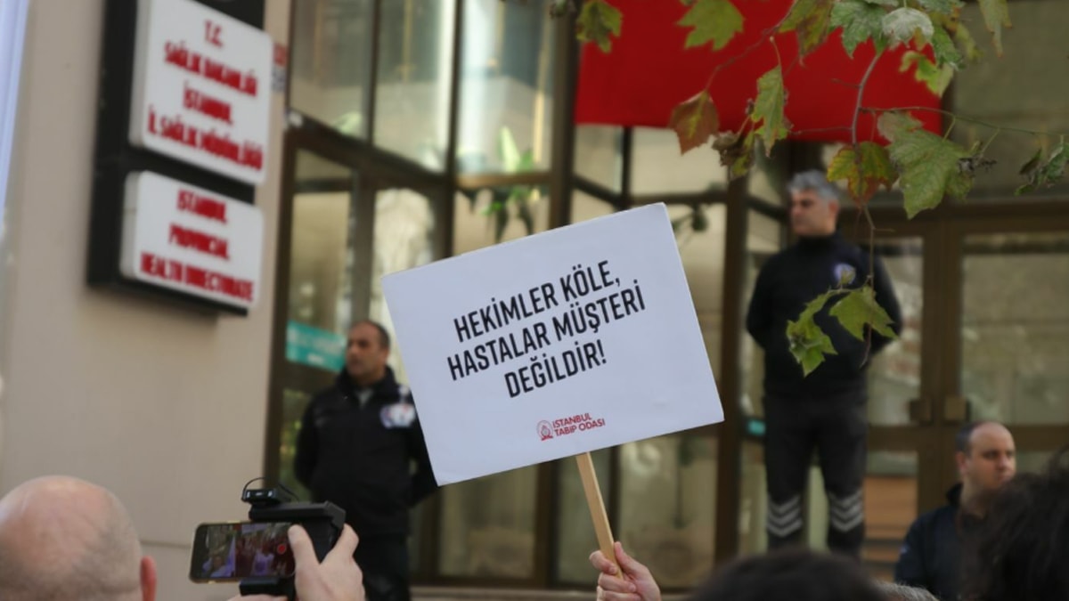 İstanbul İl Sağlık Müdürlüğü önünde "yenidoğan çetesi" protestosu: 'İstifa edin'