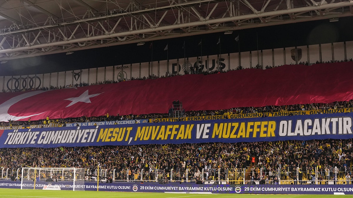 Fenerbahçe tribünlerinde Cumhuriyet Bayramı coşkusu: Duygusal anlar