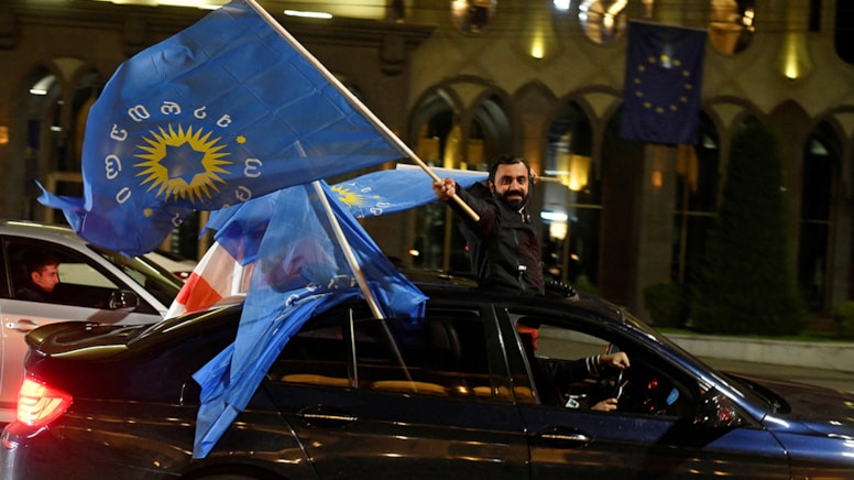 Komşuda seçim kaosu: Cumhurbaşkanı sokağa çağırdı