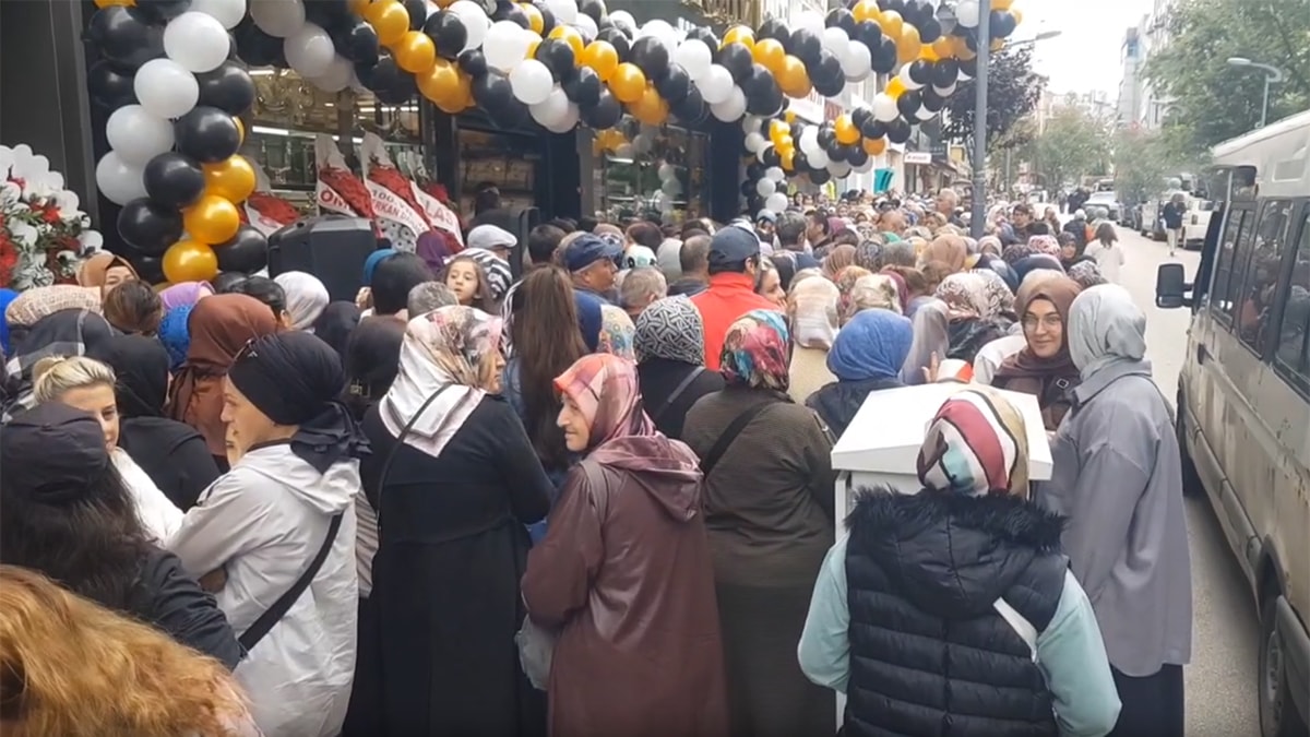 İndirimli ürün izdihamı: Birbirilerini ezdiler