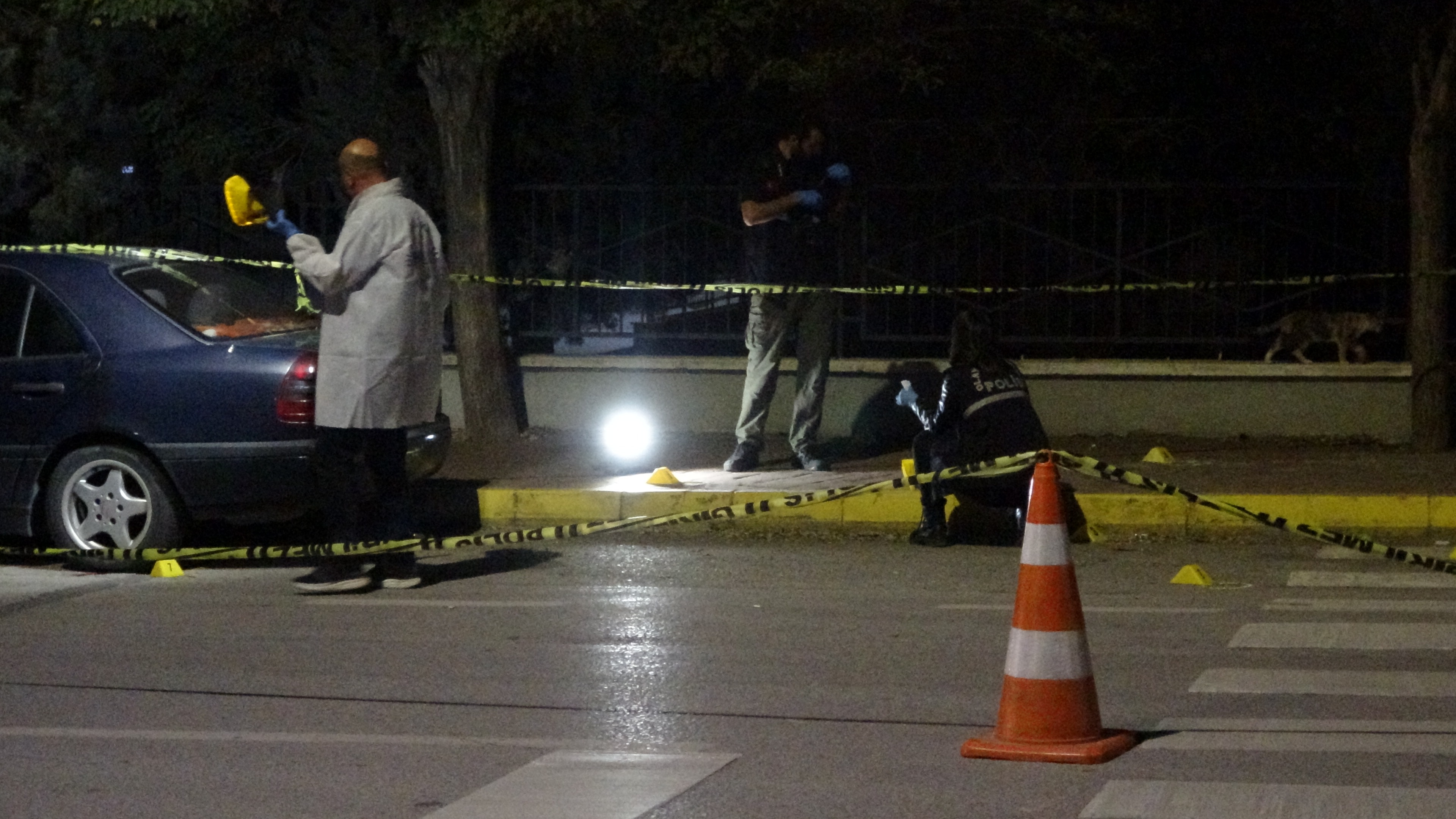 İş yerine silahlı saldırı yapıldı: Yaralılar var