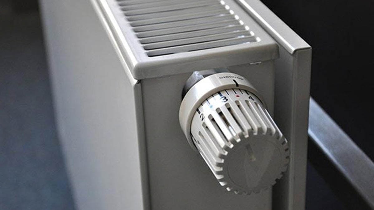 Dilimleyip tül keseyle birlikte kalorifer peteğine asıyorlar: Kokusu tüm eve yayılıyor