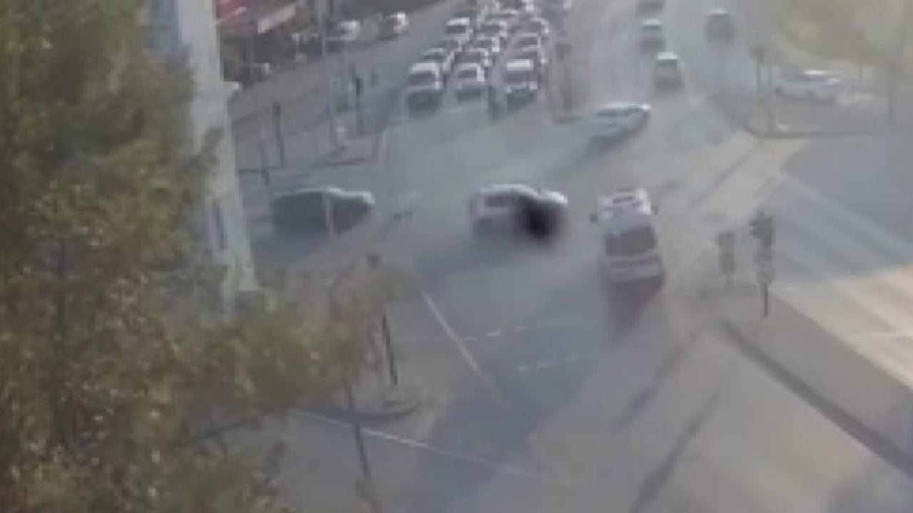 Ters yönde ilerleyen ambulans faciayı teğet geçti