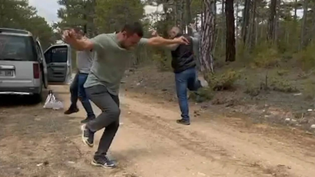 Kilosu altını solladı: 3 arkadaş ormanda bulunca mutluluktan oynamaya başladı