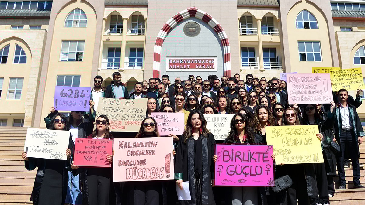 Boşanma davası çıkışında eşini bıçaklayan koca tutuklandı