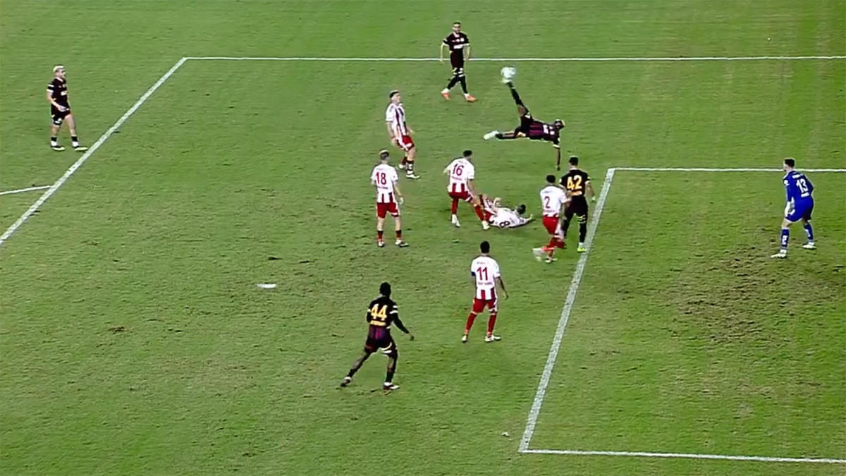 Osimhen’in muhteşem röveşatası: Yer çekimini altüst etti, ayakta alkışlandı