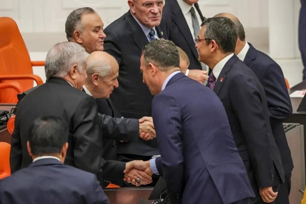 Özgür Özel'den Bahçeli ile Tokalaşma Açıklaması