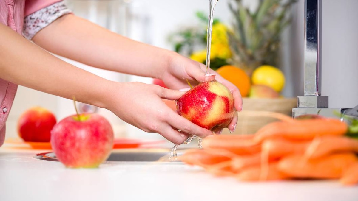 Hemen herkes mutfağında bunu uyguluyor! Sebze ve meyveleri sirkeli suda yıkamak sanıldığı kadar masum değil