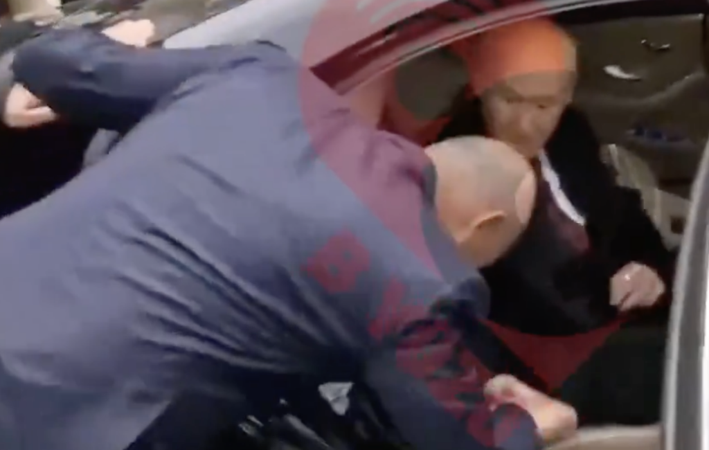 Soylu, Bahçeli’nin elini öpmeye çalıştı