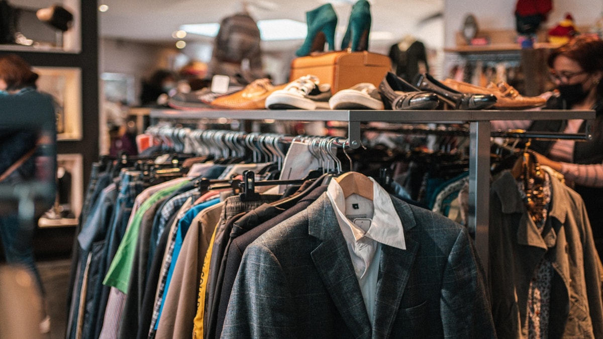 Çoğu kişi dönüp yüzüne bakmıyor! Kimsenin beğenmediği kıyafetler bakın kaç paraya satılıyor