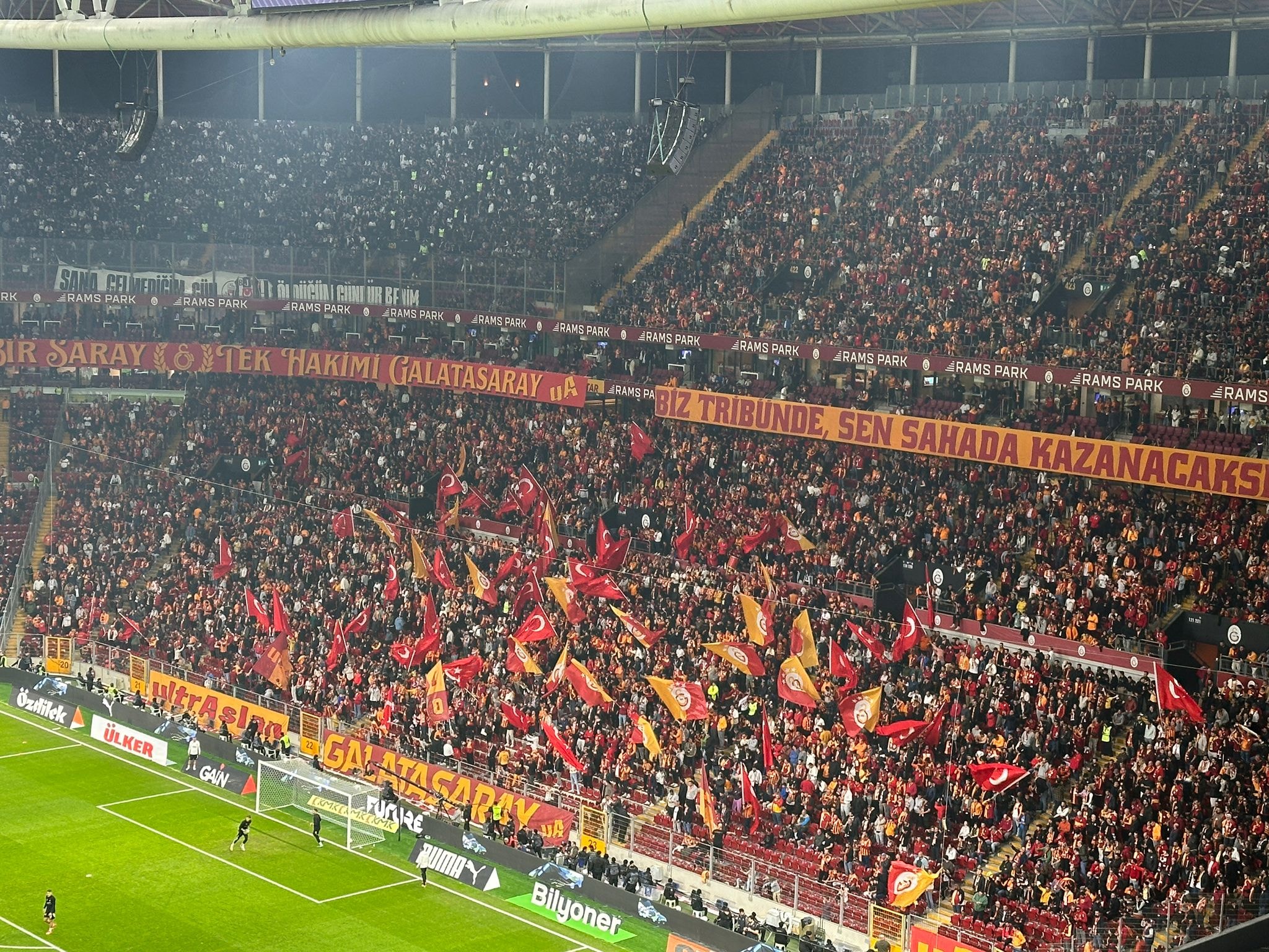 Dev derbi öncesi tribünler İzmir Marşı'yla inledi