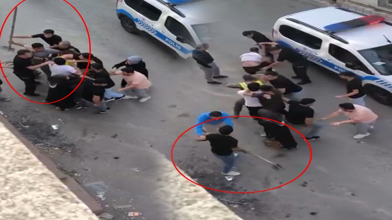 Husumetliler birbirine girdi: Kürekli kavga kamerada