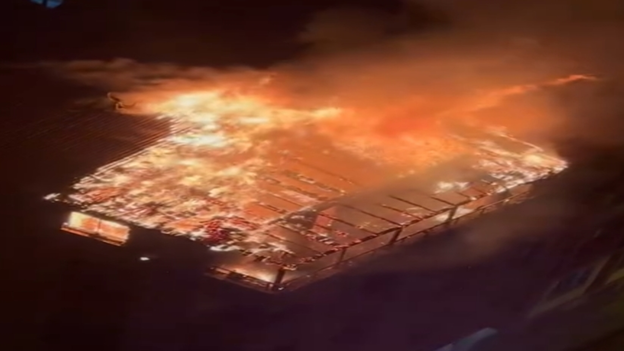 Sultangazi'de korkutan yangın