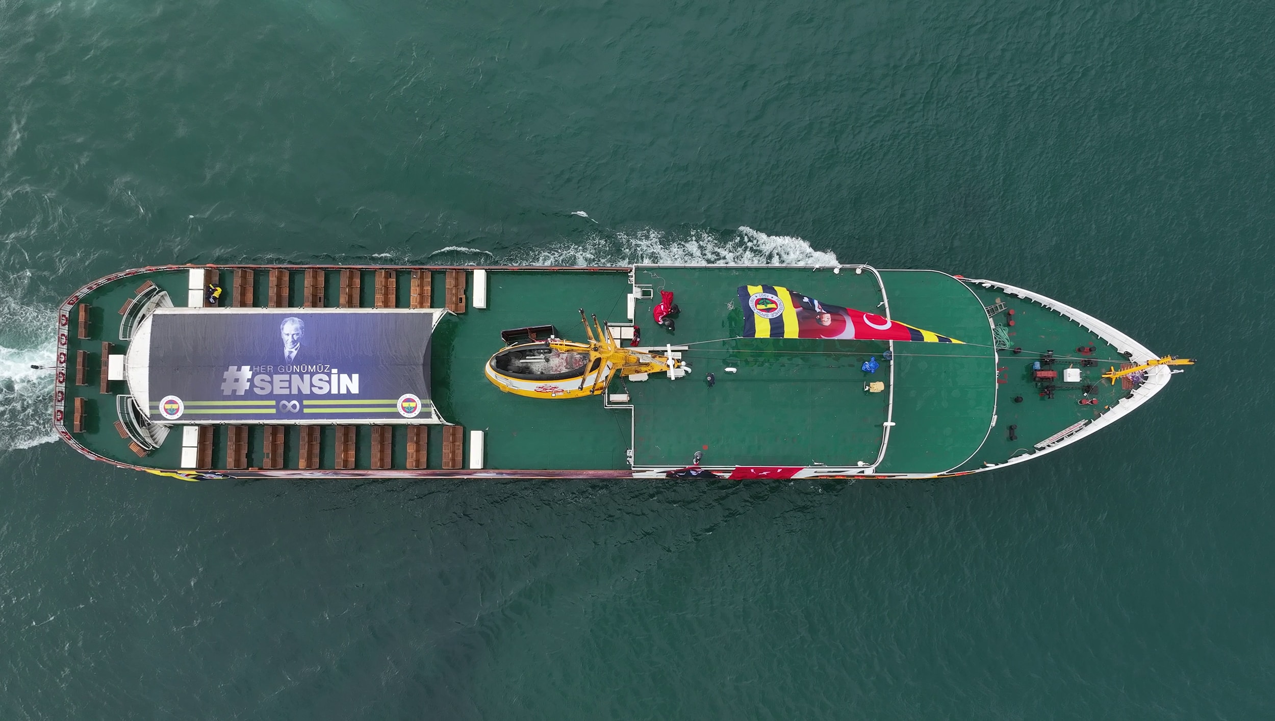 Fenerbahçe'den Atatürk için anma töreni! Vapurla Dolmabahçe'ye gittiler