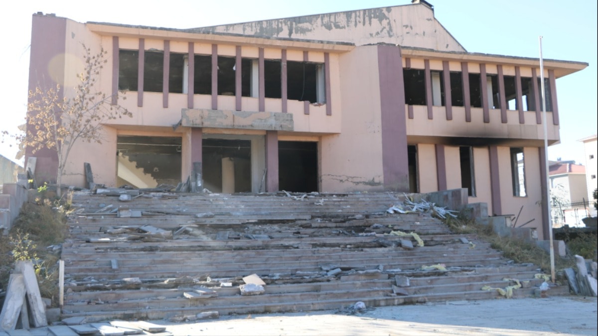 Deprem riski nedeniyle kültür merkezinin yıkımına başlandı