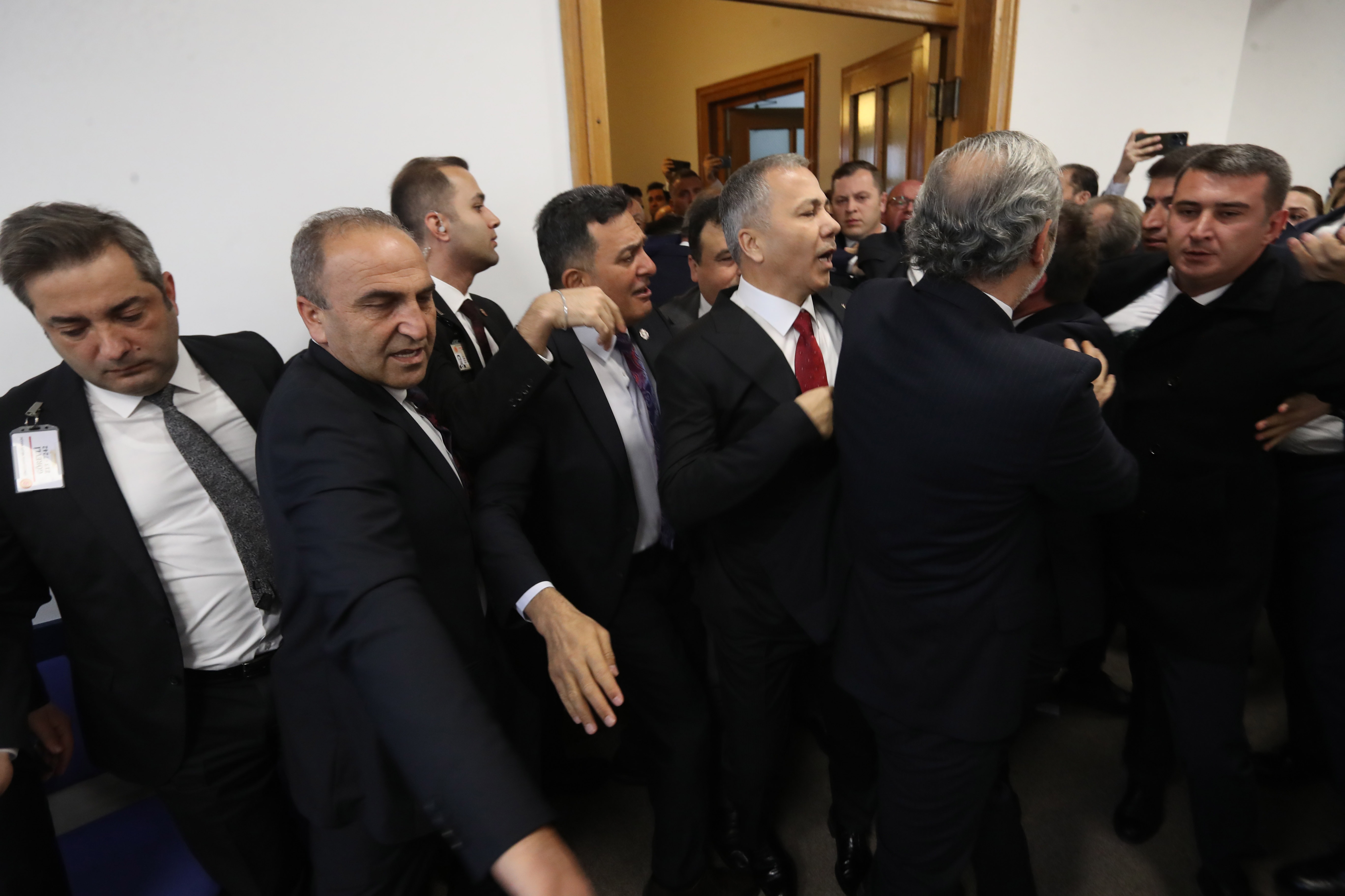 Bakan Yerlikaya ile CHP'lilerin Meclis'te kayyum kavgası