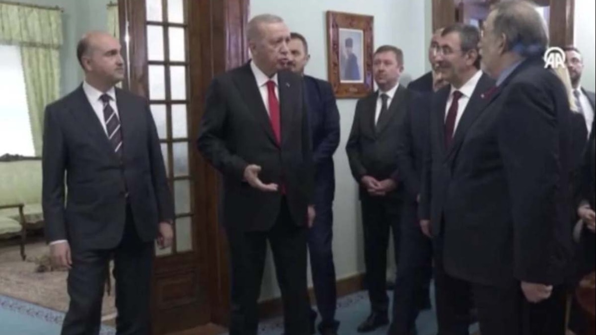 Müzede Atatürk'ün fotoğrafını gören Erdoğan, hemen Murat Bardakçı'ya döndü