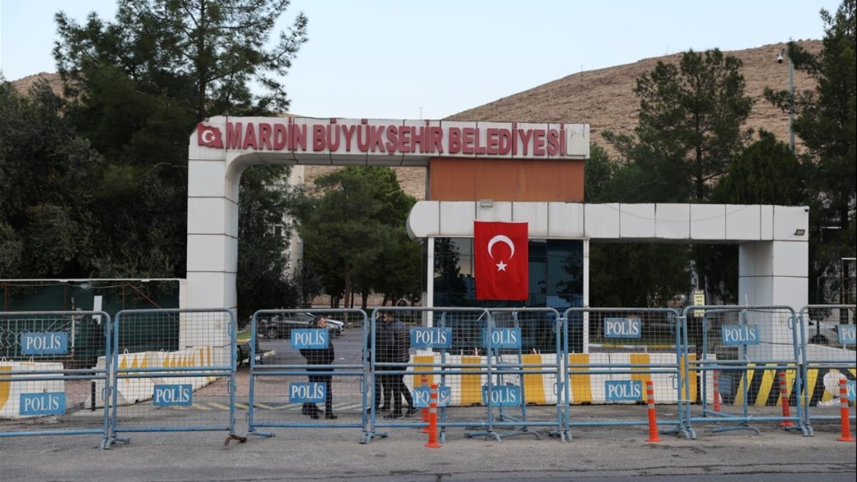 Türkiye haftaya şok bir haberle başladı... Üç belediyeye daha kayyum atandı