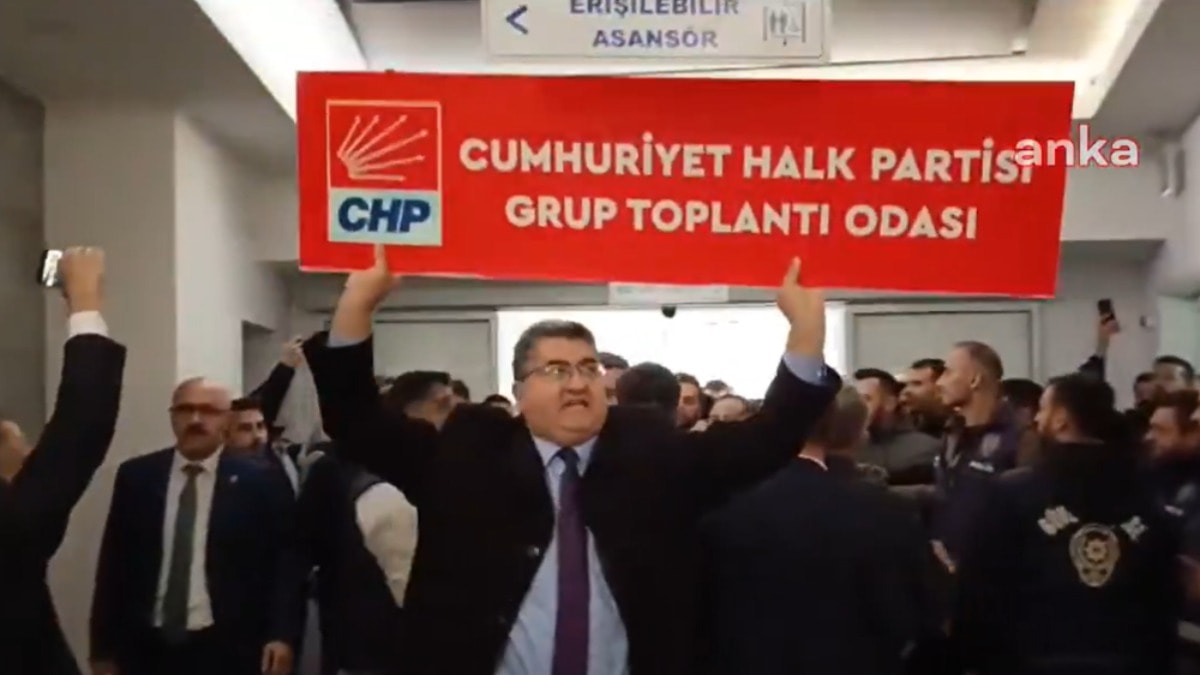 Kayyum, Esenyurt Belediyesi'nde CHP tabelasını söktürdü