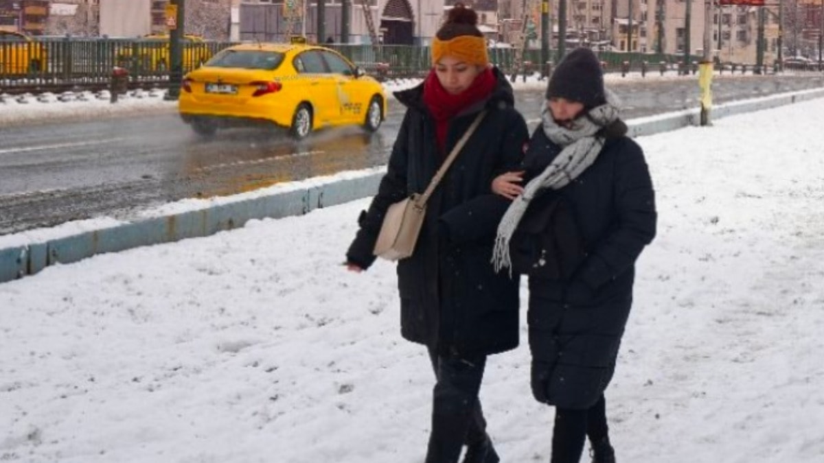 Balkanlardan Türkiye'ye sokuluyor! İstanbul'un 400 km ötesinde lapa lapa kar yağıyor