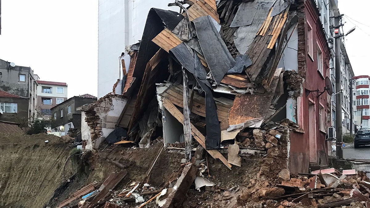 2 katlı metruk bina çöktü