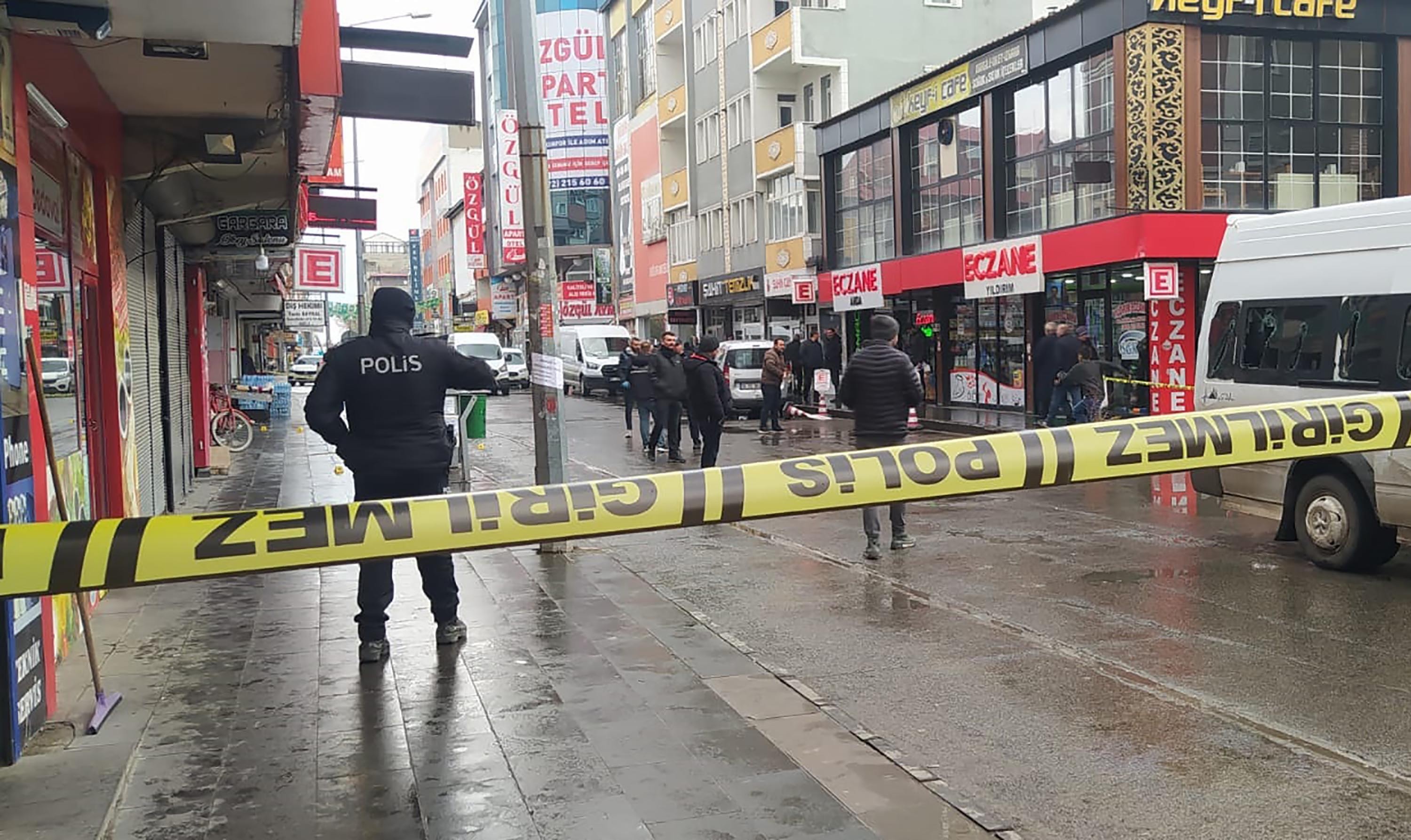 Minibüste iki aile birbirine girdi, silahlı kavga sokağa taştı