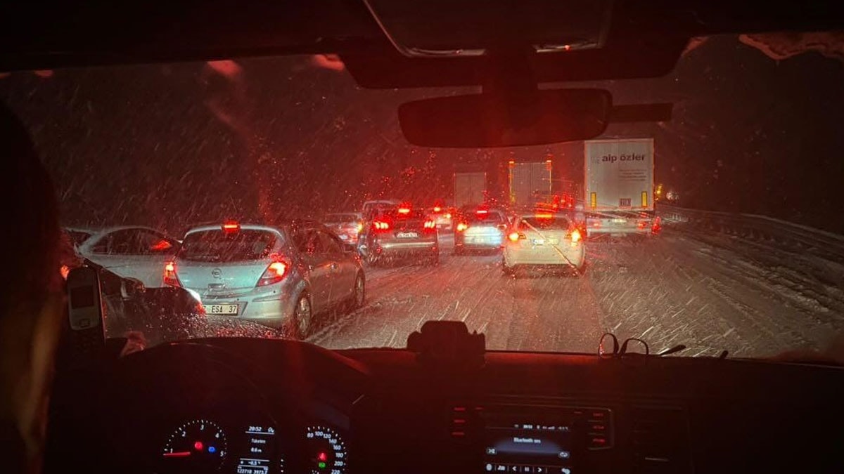 Kar yağışı etkili oldu: O yolda ulaşım durdu