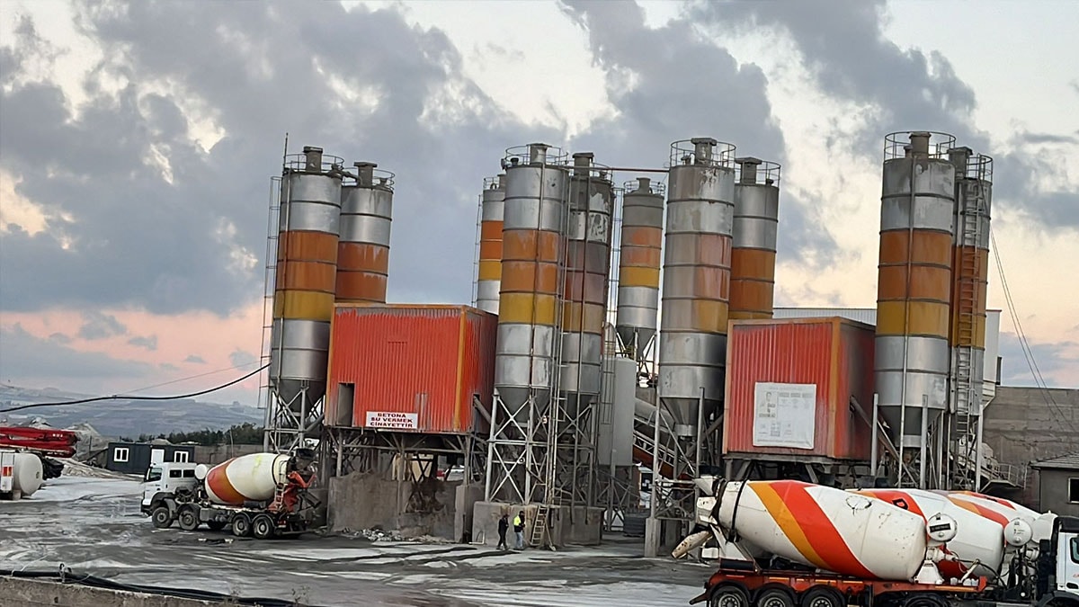 Kocaeli'de feci olay: Beton karışımı makinesine düşen genç can verdi