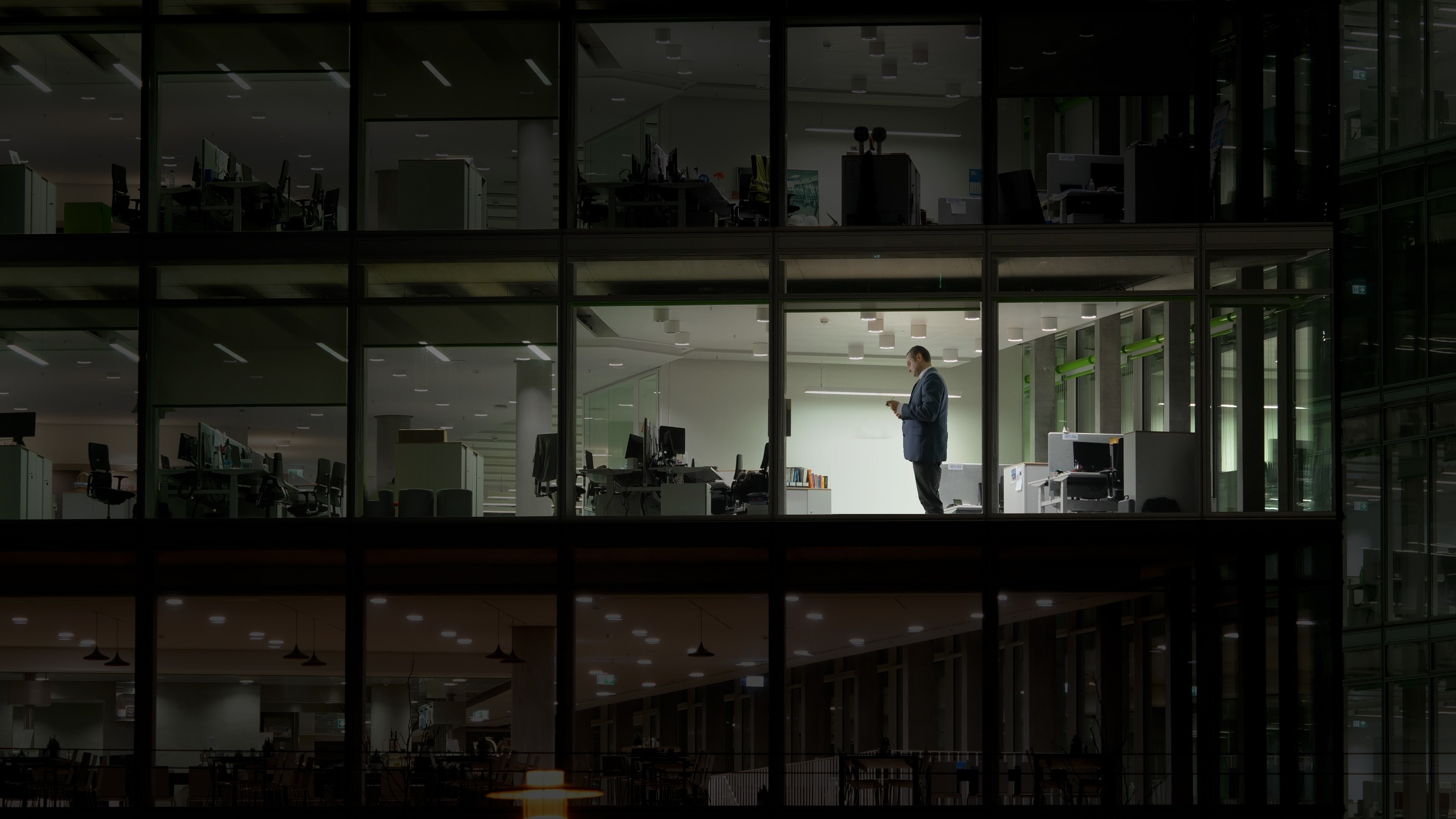 Dev banka yüzlerce kişiyi işten çıkardı