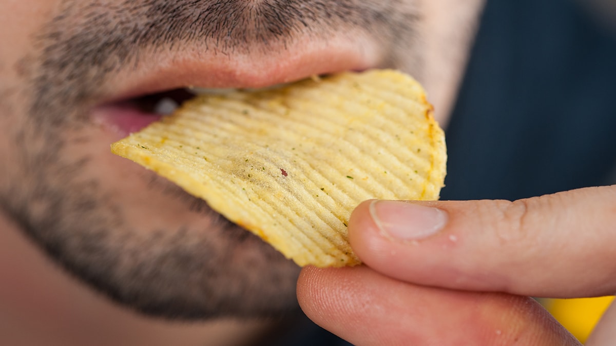 Cam kırıkları tespit edildi: Ülkede satılan cipsler tek tek toplanıyor!