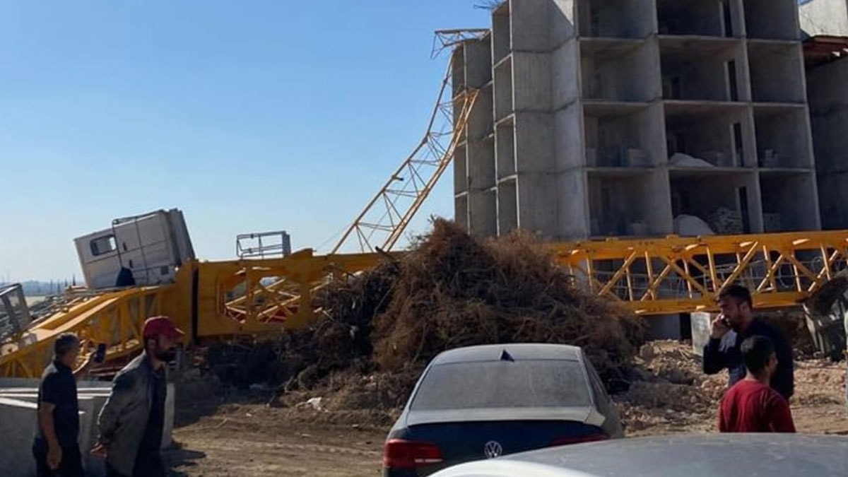 TOKİ inşaatında facia: Kule vinç yerle bir oldu