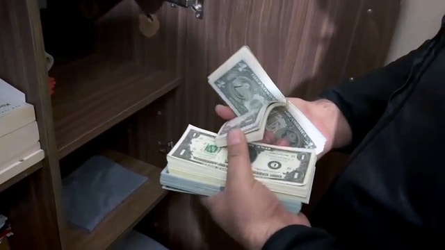 ATM'lere sahte dolar yatırıp, Türk lirası çektiler