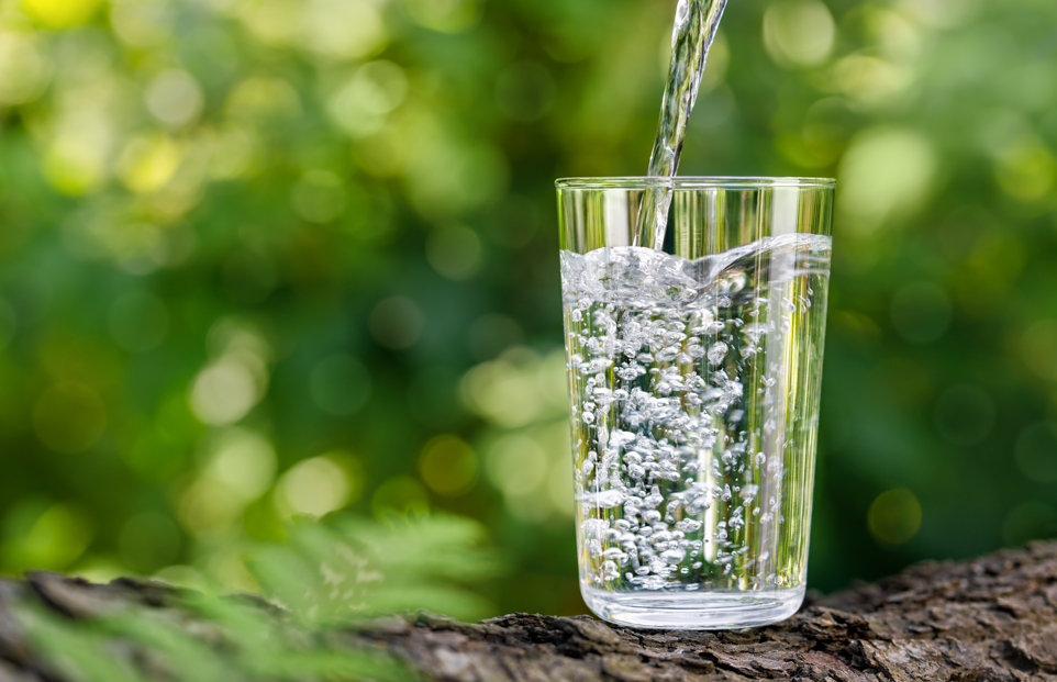 Uzmanlar uyardı: Maden suyunu yüzüne sürenler dikkat!