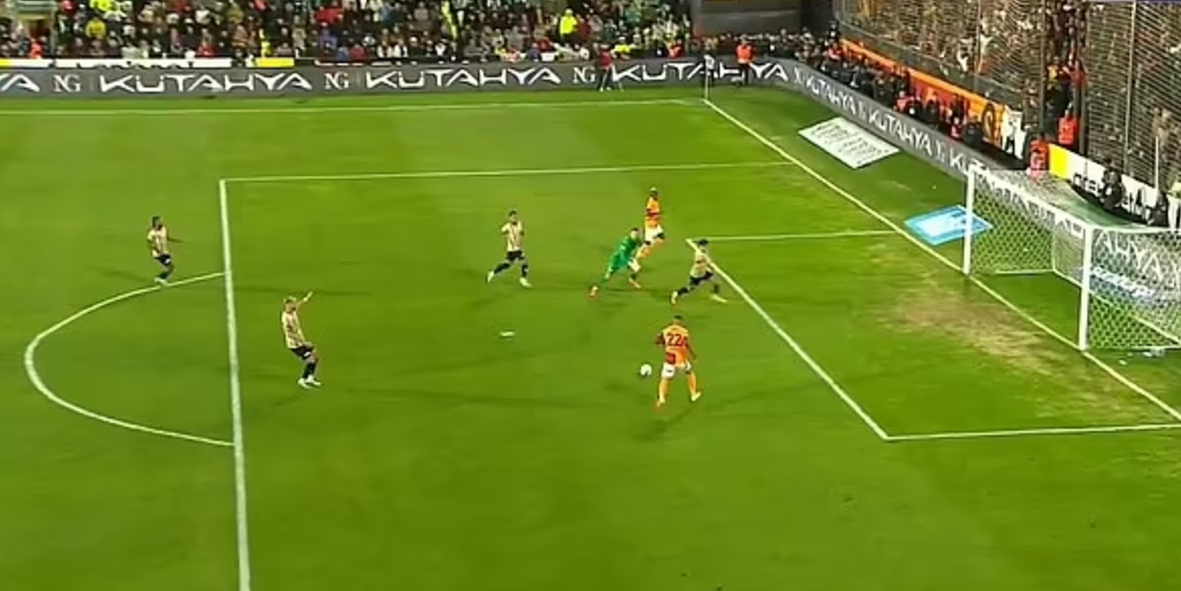 İngilizler Hakim Ziyech ile dalga geçti! 'Babaannem bile atardı'