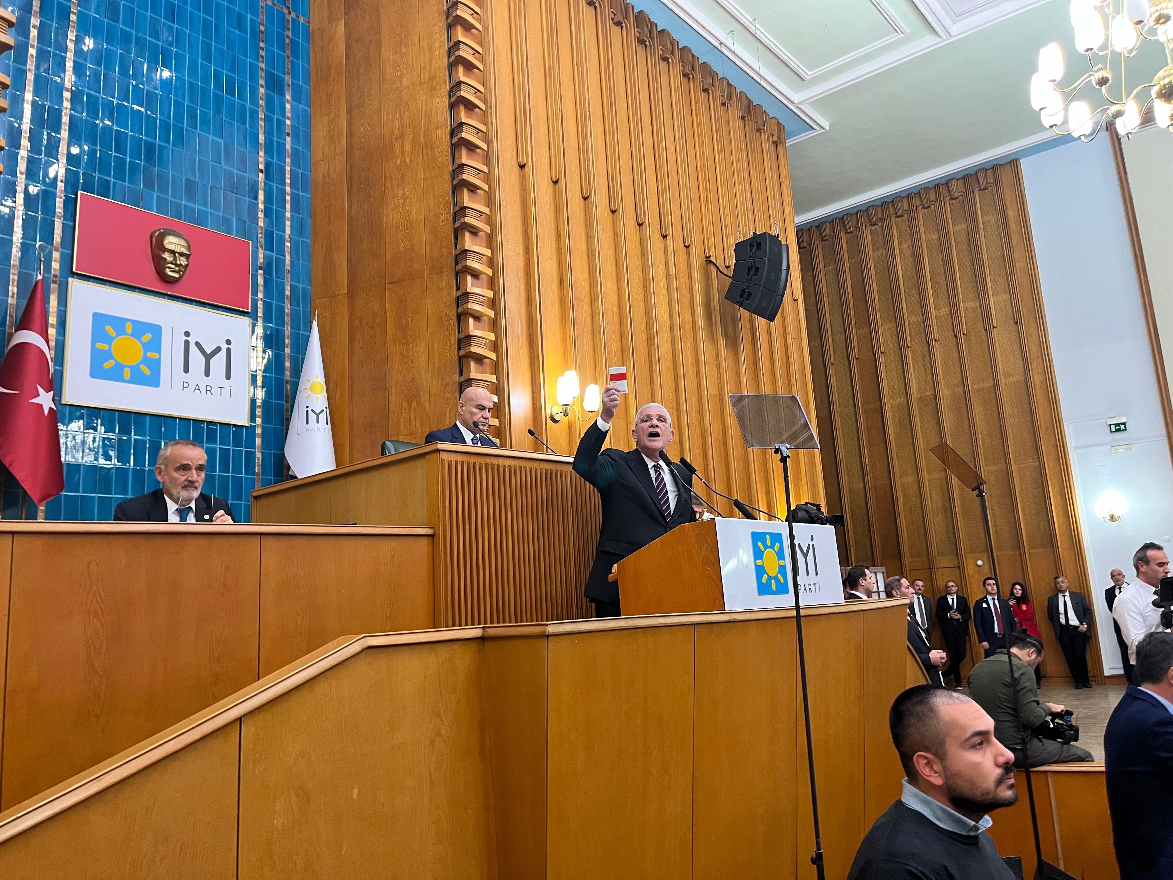 Dervişoğlu kürsüye anayasayla çıktı: 'Erdoğan Cumhurbaşkanı olmaz, olamaz!'