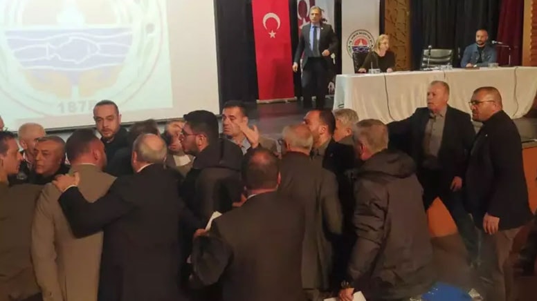 CHP'li üyeler AKP-MHP pankartının arkasında durmadı, belediye meclisinde tartışma çıktı