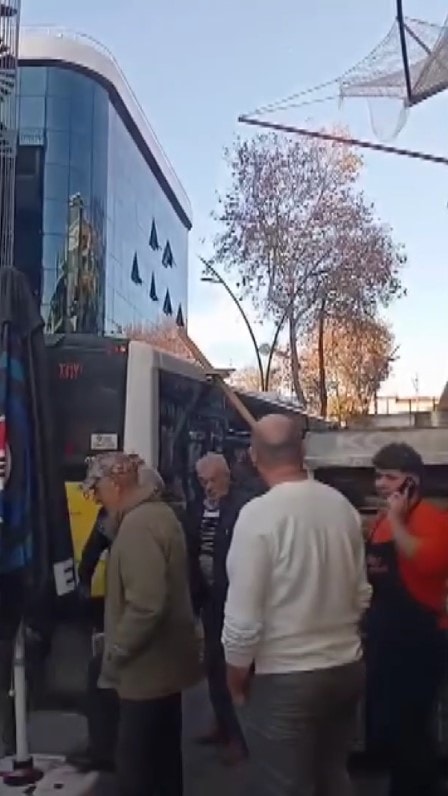 İETT otobüsüne kalas düştü, trafik kilitlendi