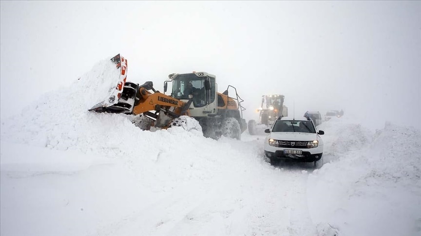Konya'da kar yağışında mahsur kalan 27 kişi kurtarıldı