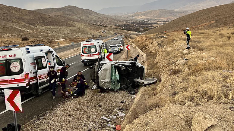Malatya'da feci kaza! Otomobil şarampole yuvarlandı, dört kişi yaralandı