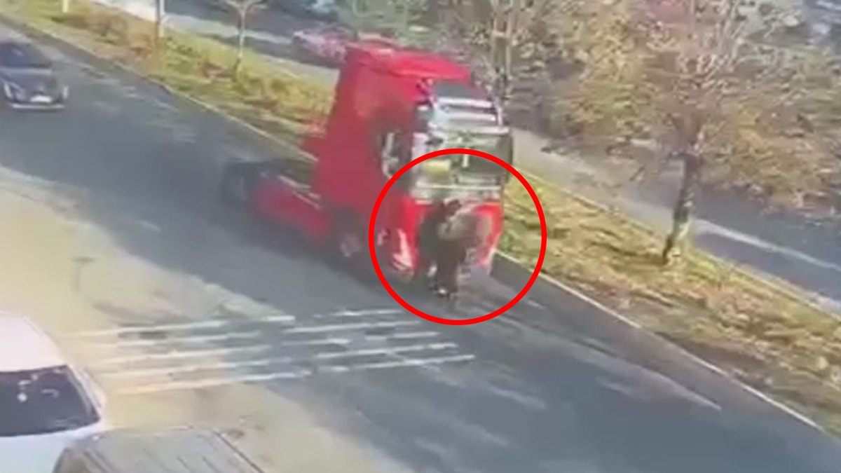 Tır, skuter kullanan kadını sürükledi! İnanılmaz kaza...