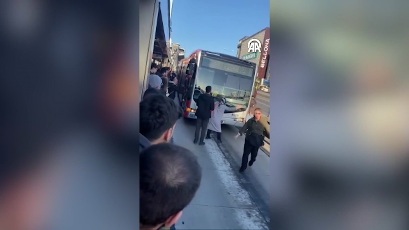 İstanbul çileden çıkardı: Metrobüsün önünü kesip isyan etti