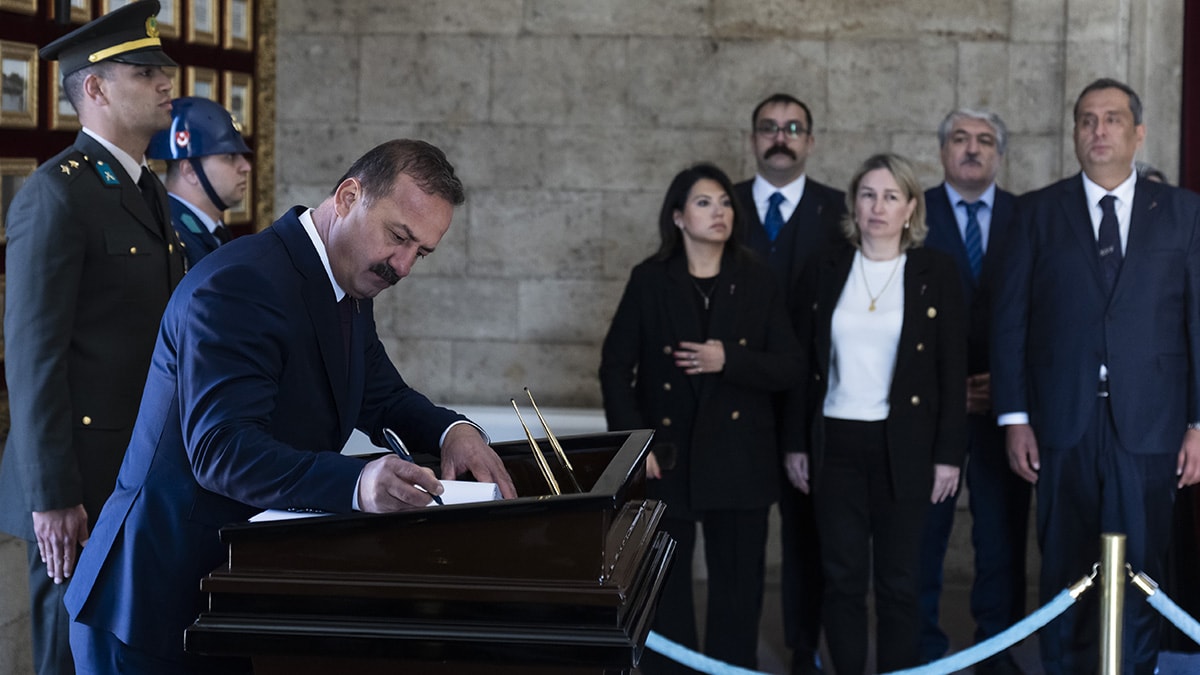 Yeni parti kuran Ağıralioğlu'ndan Anıtkabir defterine dikkat çeken not