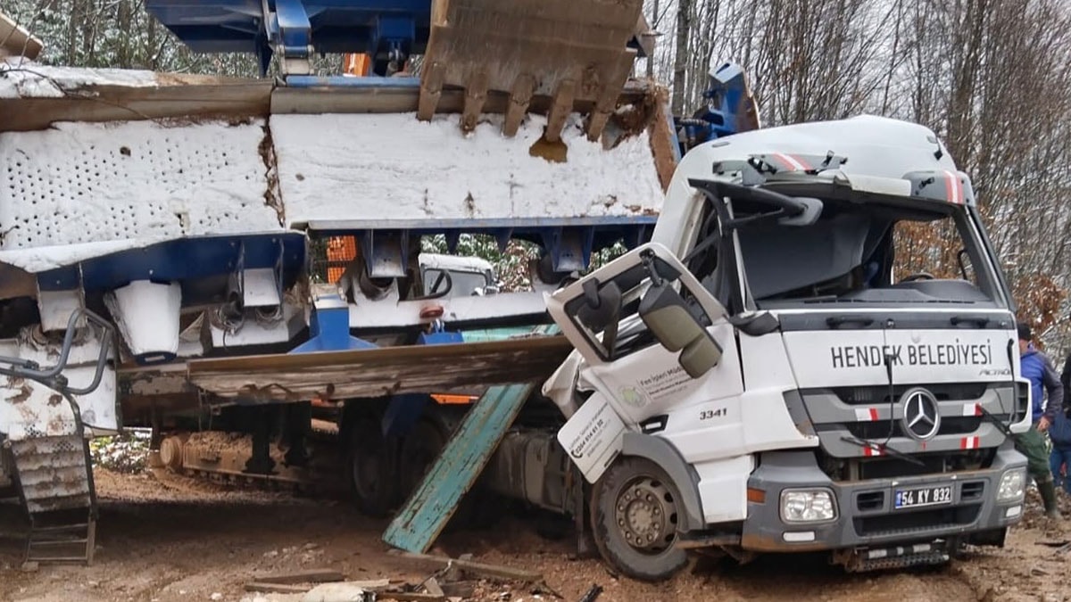 Sakarya'da feci kaza: Kabinde sıkışan işçi can verdi