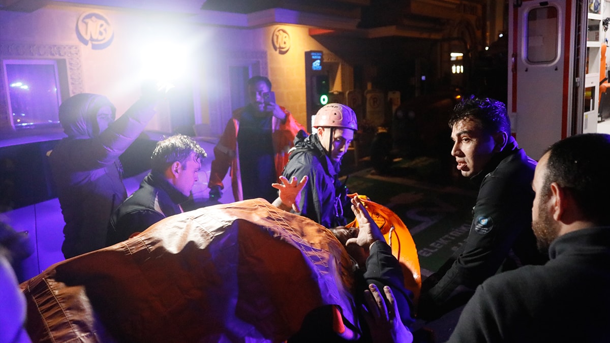 Telefonla konuşurken tahta kırıldı: 180 kiloluk aşçı falezlerden denize düştü