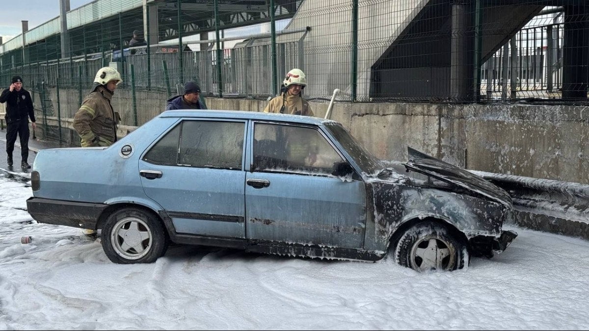 İstanbul'da seyir halindeki otomobil yandı