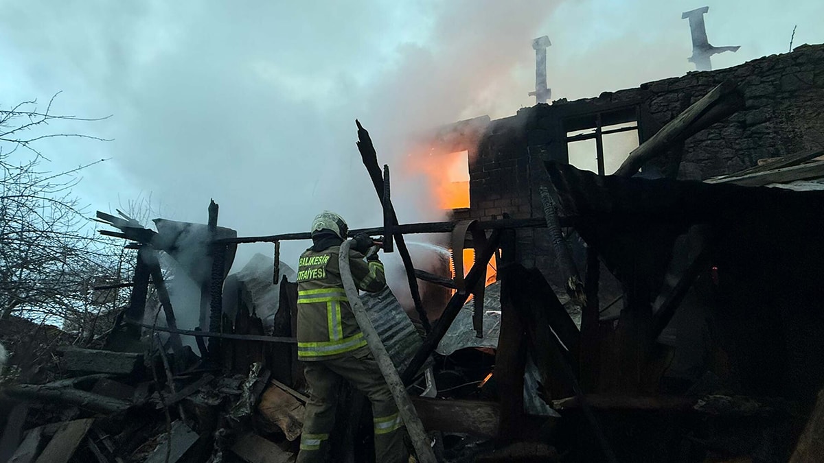 Balıkesir'de yangın faciası: 5 ev küle döndü