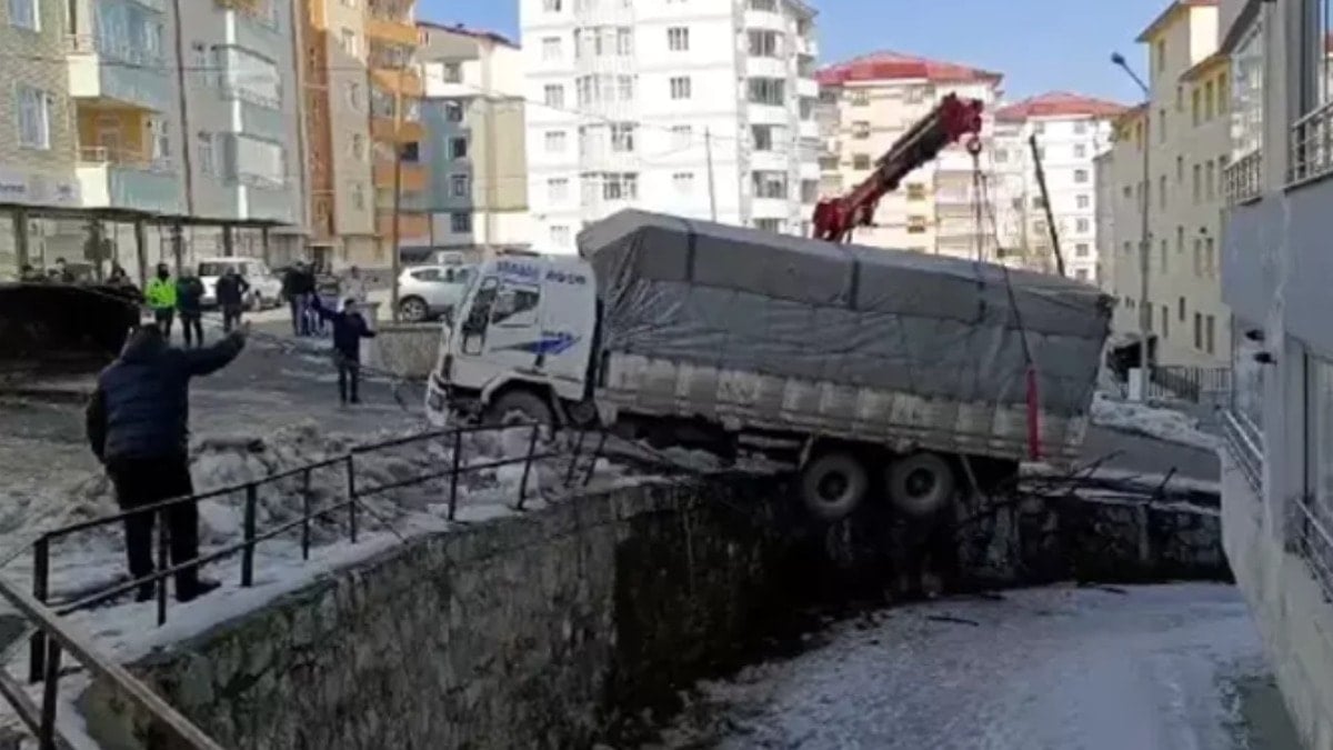 Kamyon buzda kaydı derenin duvarında asılı kaldı