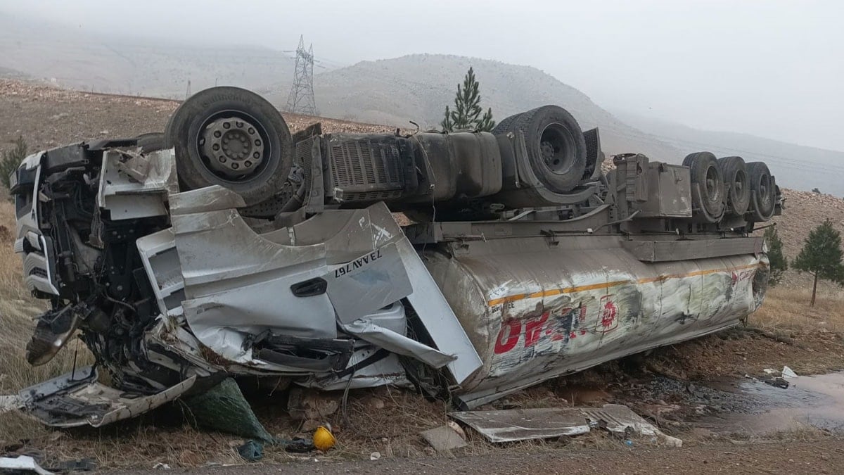 Batman'da tanker devrildi: Tonlarca ham petrol etrafa saçıldı