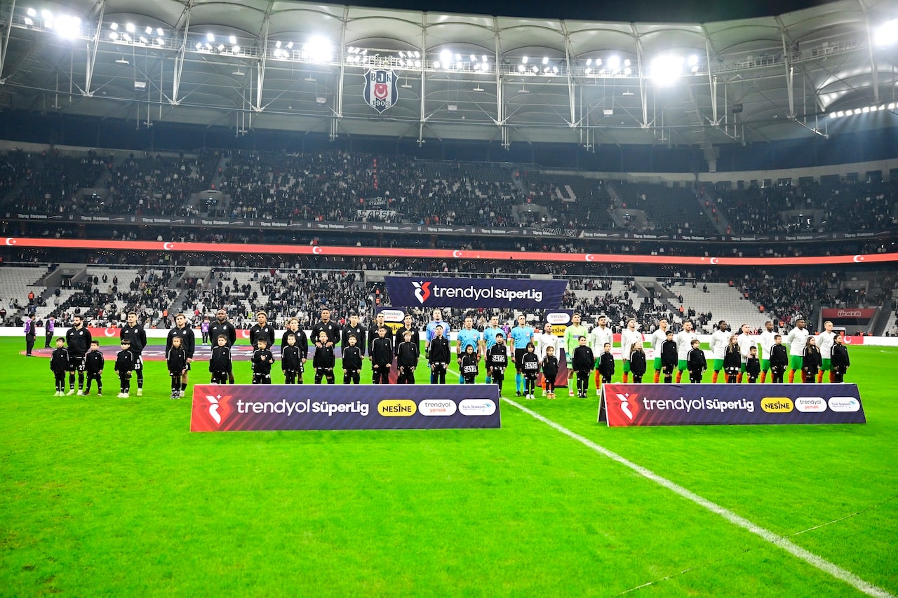 Beşiktaş tribünlerinden tepki yağdı