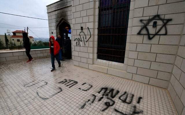 Filistin'de camii kundaklandı, üstüne ırkçı yazılar yazıldı